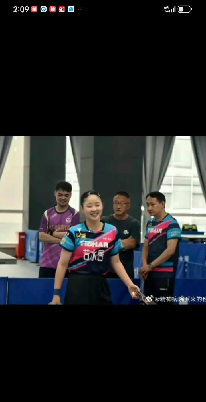 她一句“巴适得板”，球馆炸了。16岁的张本美和，世界第六，穿着成都高新若水居的