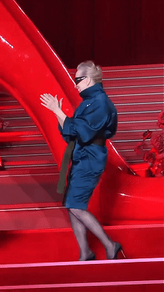 海瑟薇来上海了，为了宣传新戏也是拼了。脚踩高跟鞋，穿短裙和梅姨跳舞。现在看她越来