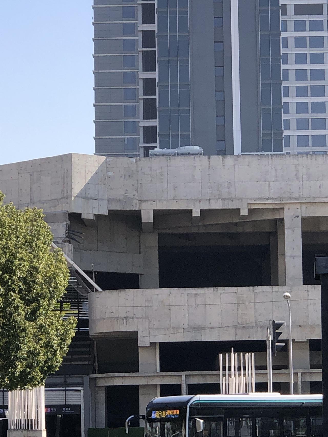 看一座建筑的设计和管理水准，不用复杂。瞄一眼就知道。比如这两张上海莘庄地铁上盖综