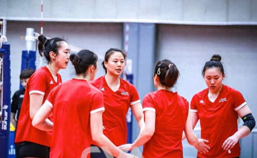 中国女排出征世联赛前夕，龚翔宇激励年轻队员