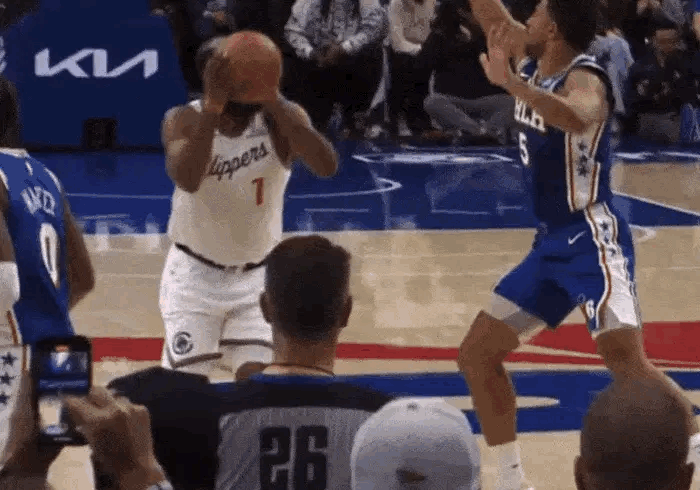 哈登今天的最后一个三分绝杀，结结实实的打手啊，裁判就在眼皮底下硬是不吹……🤮