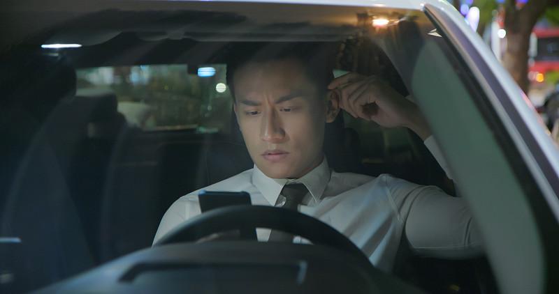 看完这起骗婚案我整个人都傻了，这哪是谈恋爱，是拿人生当剧组拍戏啊。姜某就是打个