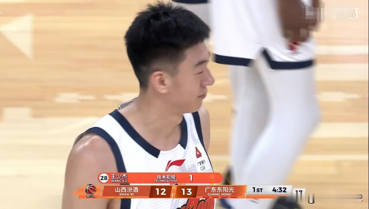 广东东阳光大将王少杰真是太仗义了！在今天广东东阳光客场挑战山西汾酒的比赛中，当时