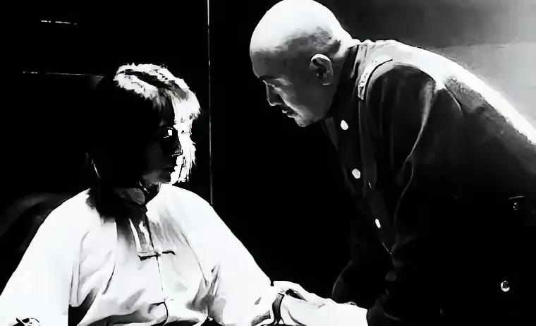 1941年，汉奸头子周世奎半夜审讯女地下党，当他掀开对方头发时，却瞬间面如死灰，