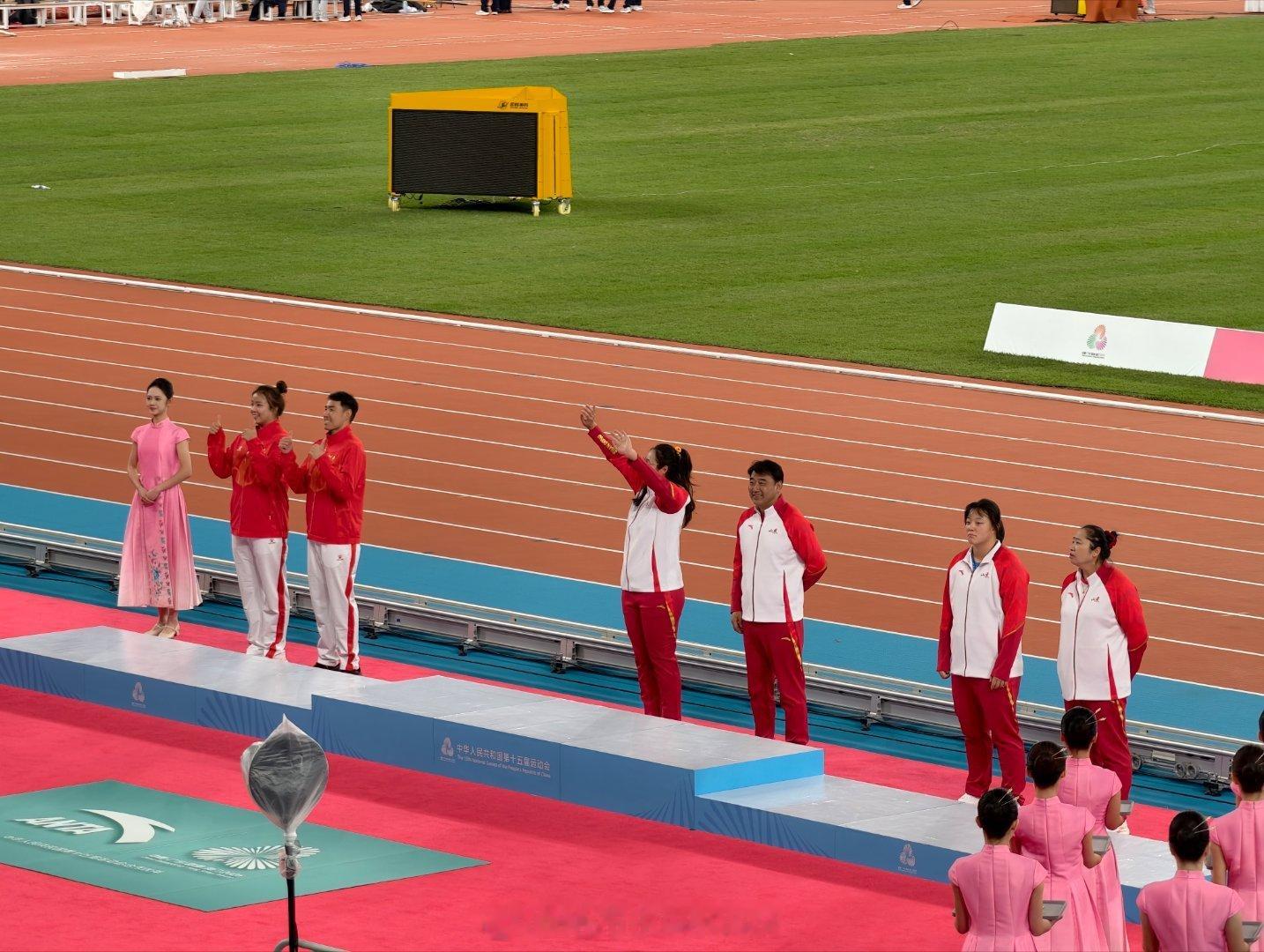 女子铁饼，冯彬、王芳、姜志超获得前三。无悬念！