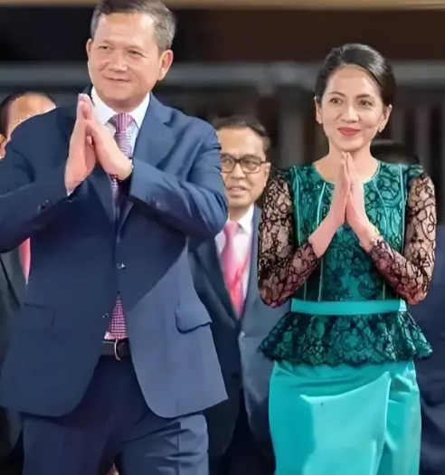 洪森夫妻选妻子的标准是不一样的，洪森的妻子文拉尼是个圆脸的女子，容颜一般，但是旺