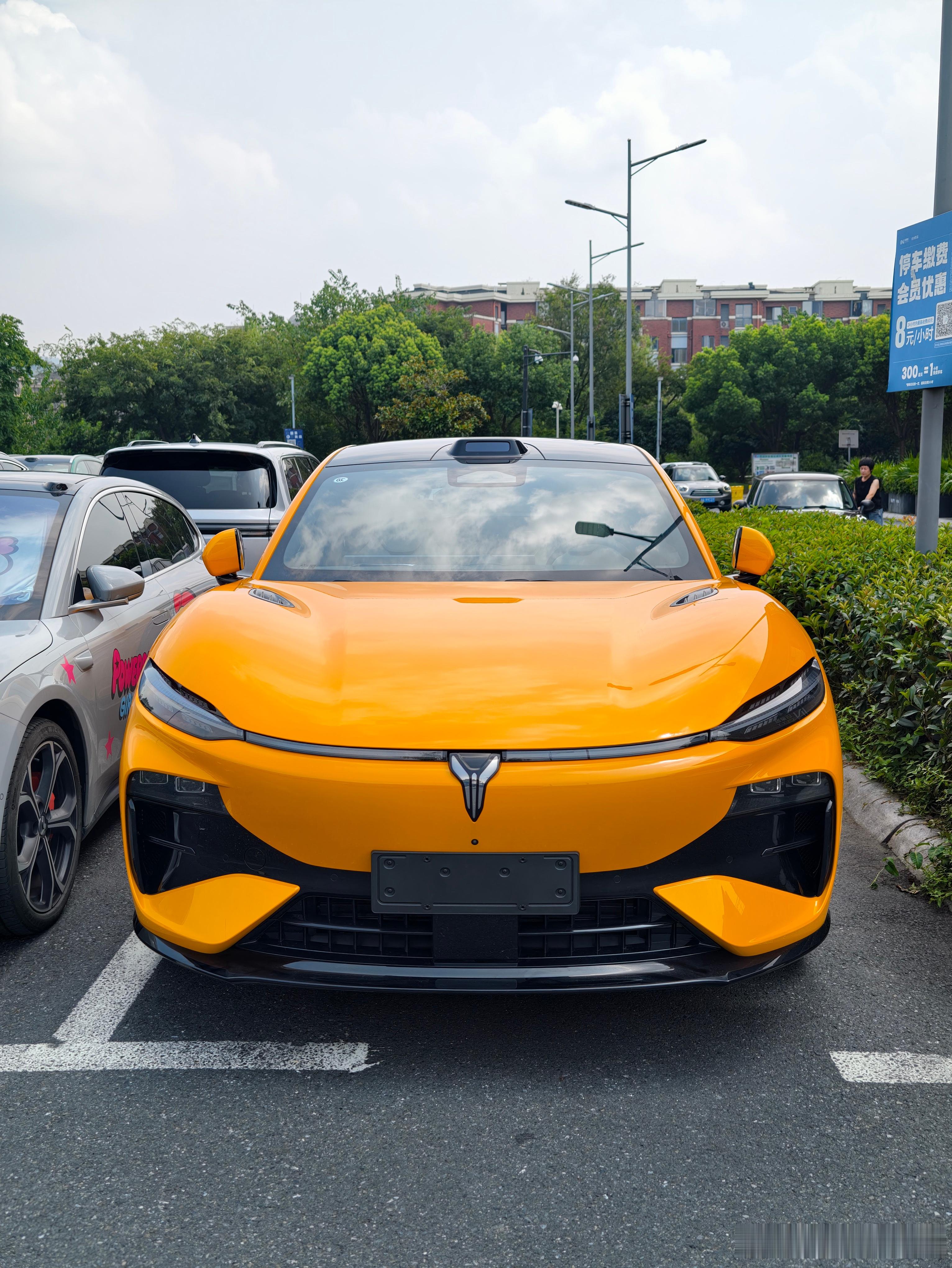 偶遇岚图追光 S 实车很帅很运动 颜色骚气 这应该是岚图最运动的车型了吧​