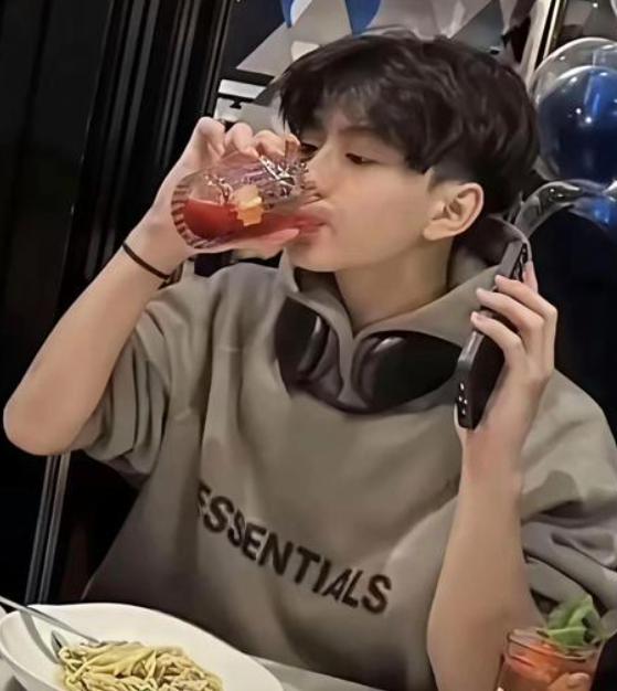 好样的！张柏芝没白疼儿子！谢振轩扛起了一片天！张柏芝遇到事情的时候。