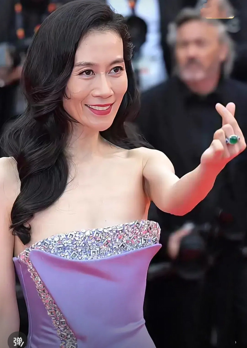 真害怕下一秒她的衣服就滑下来了。温峥嵘第一次走戛纳红毯，可能是太激动了，也可能
