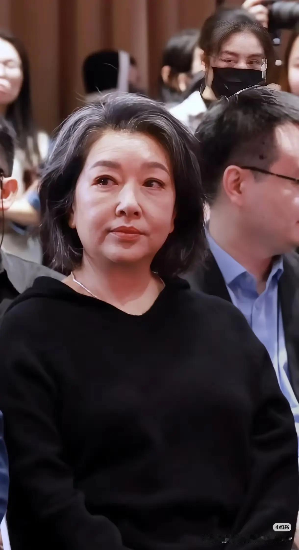 57岁的江珊很真实的状态，白发，皱纹，毫不掩饰。