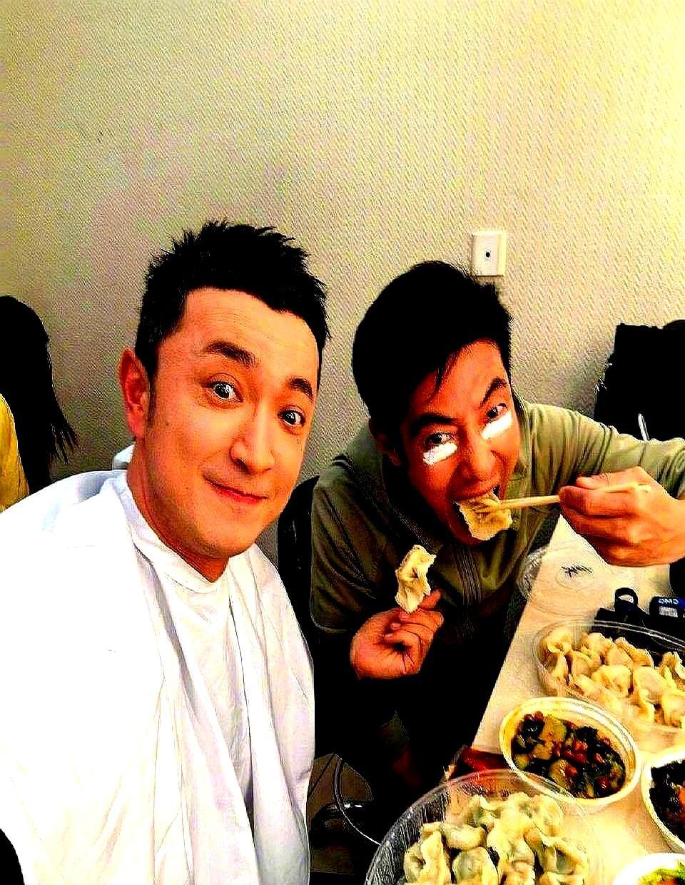 任鲁豫刚走下台，撒贝宁和尼格买提直接扑了上去。两个人，一左一右，死死抱住他