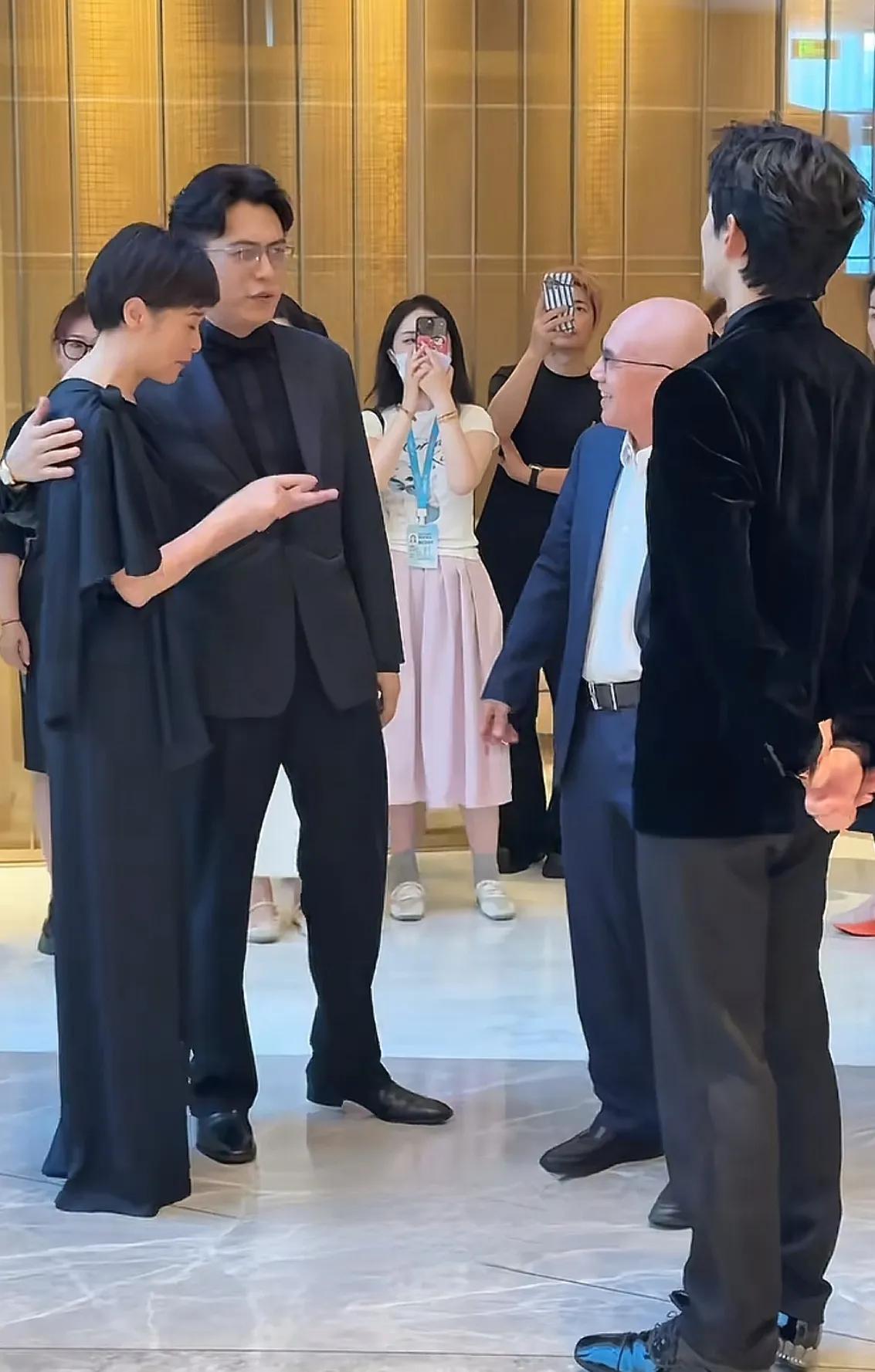 演员吴越好谦卑！真的是越优秀的人越谦卑！近日出席活动，靳东向吴越介绍了吴磊，