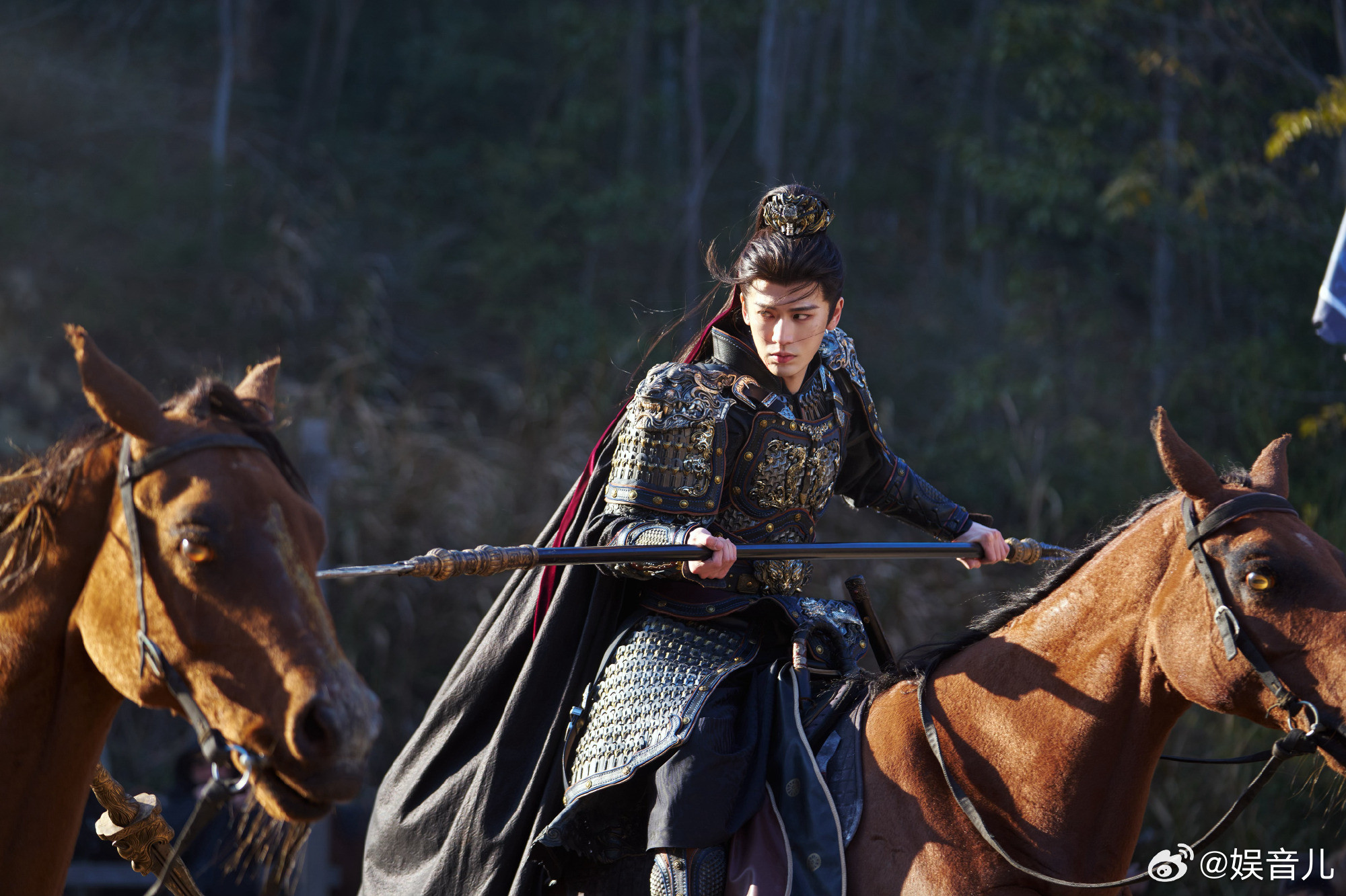 张凌赫都火到猫届了饰演的武安侯也太圈粉，追剧上头，超话求剧照还被本尊回复，
