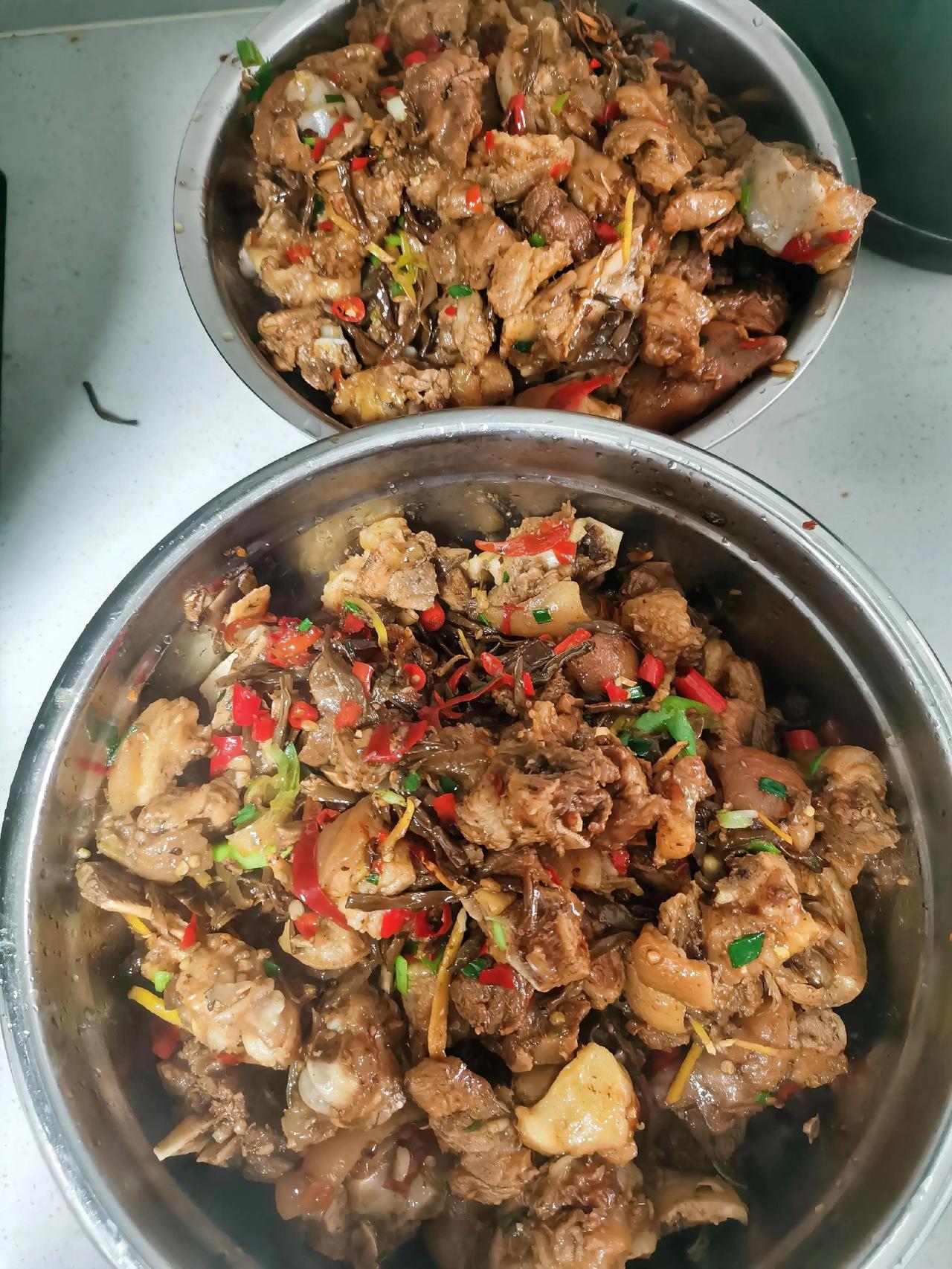 今日食堂菜谱：红烧猪脚素炒红萝卜炒青菜。粗茶淡饭也香甜，平凡日子也温，