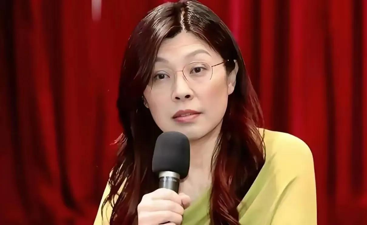 郑丽文一句话让人破防!被问到去大陆最想见谁时,她脱口而出要先想见爸爸。这句家常话