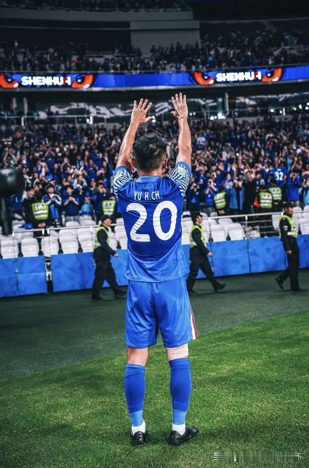 球迷：“他们对不起你”昨晚，本地媒体人Y翼在直播中透露了申花下一步的动态，其中