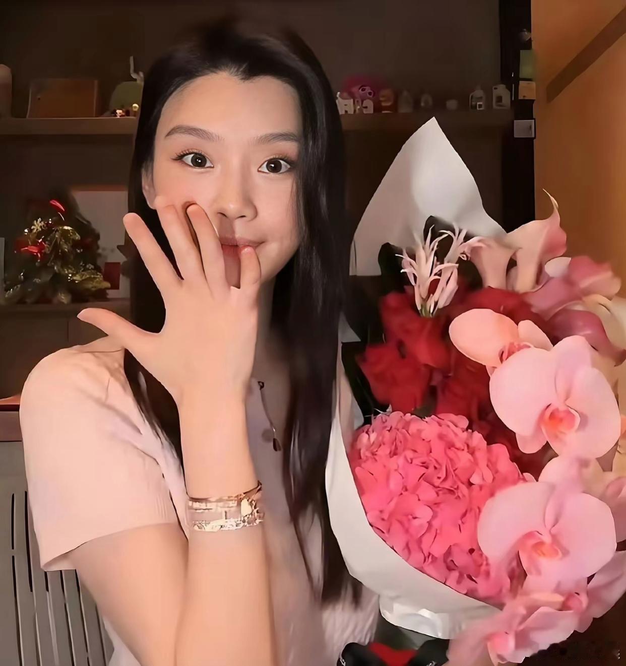 奚梦瑶素颜直面镜头，原生五官底子十分出众，也难怪化妆之后颜值更加惊艳。