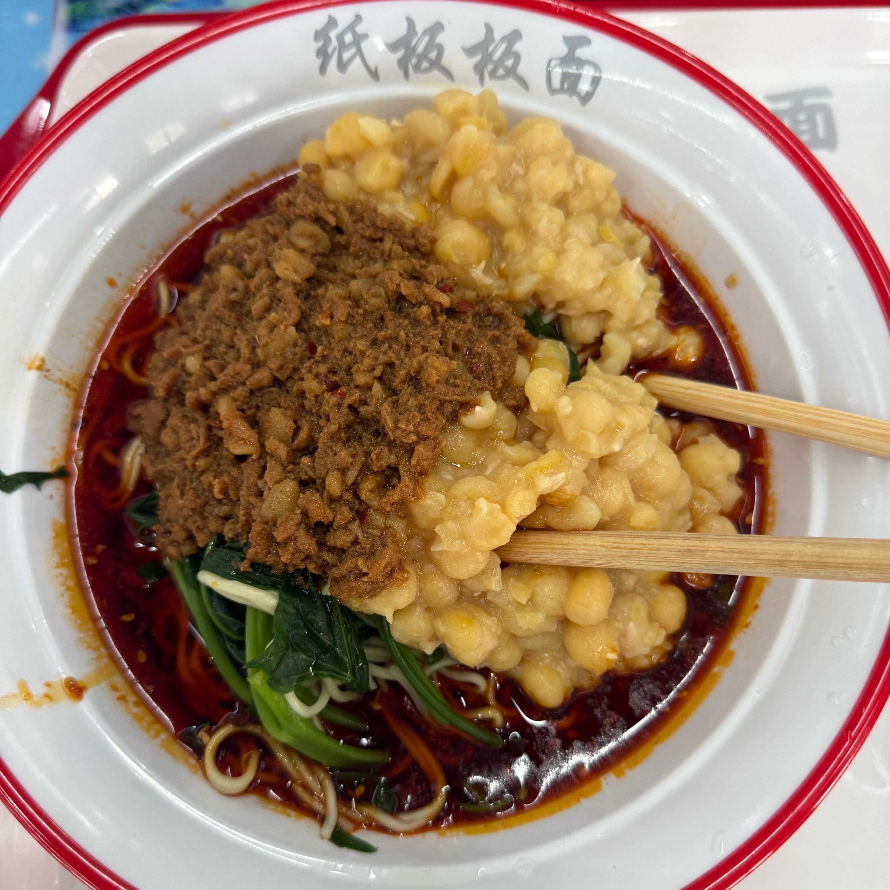 虽然身在西安，面食种类数不胜数。但作为一个湖北孩子，我还是更偏爱这种细面条，也喜欢红油包裹食物的醇香