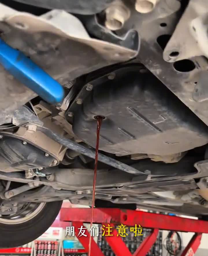 这位大哥部车跑了八万公里都未换过波箱油，放出嚟的旧油还黑过机油，而且还是cvt波