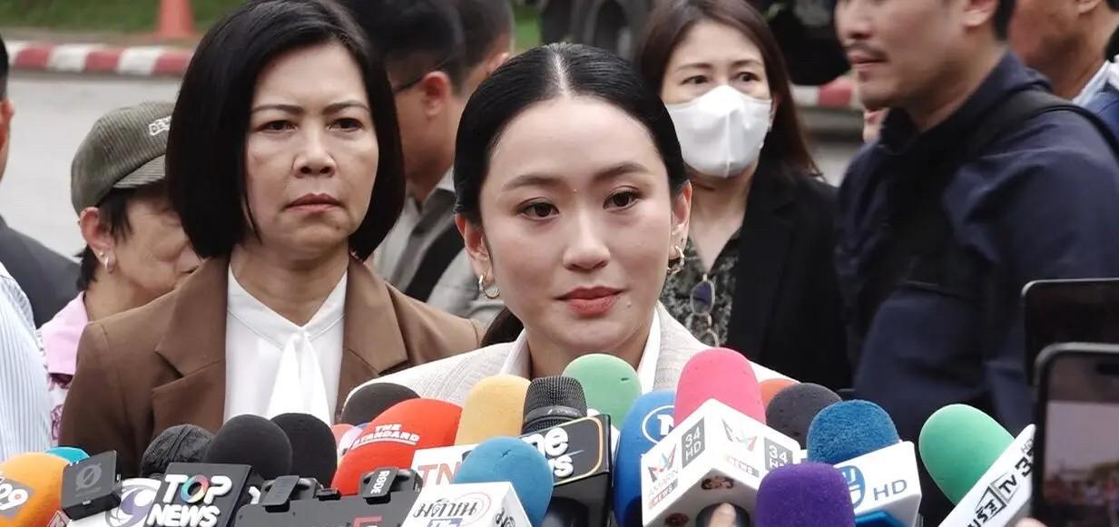 9月15日，泰国前总理佩通坦和家人一起探视了入狱一周的父亲他信。在探视了大概半个