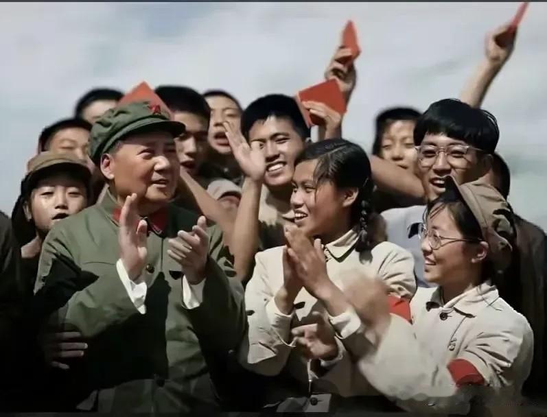 毛主席把中国人民凝聚成钢铁长城，再不受别人欺辱，挺直腰杆建设自己祖国！永远感恩怀