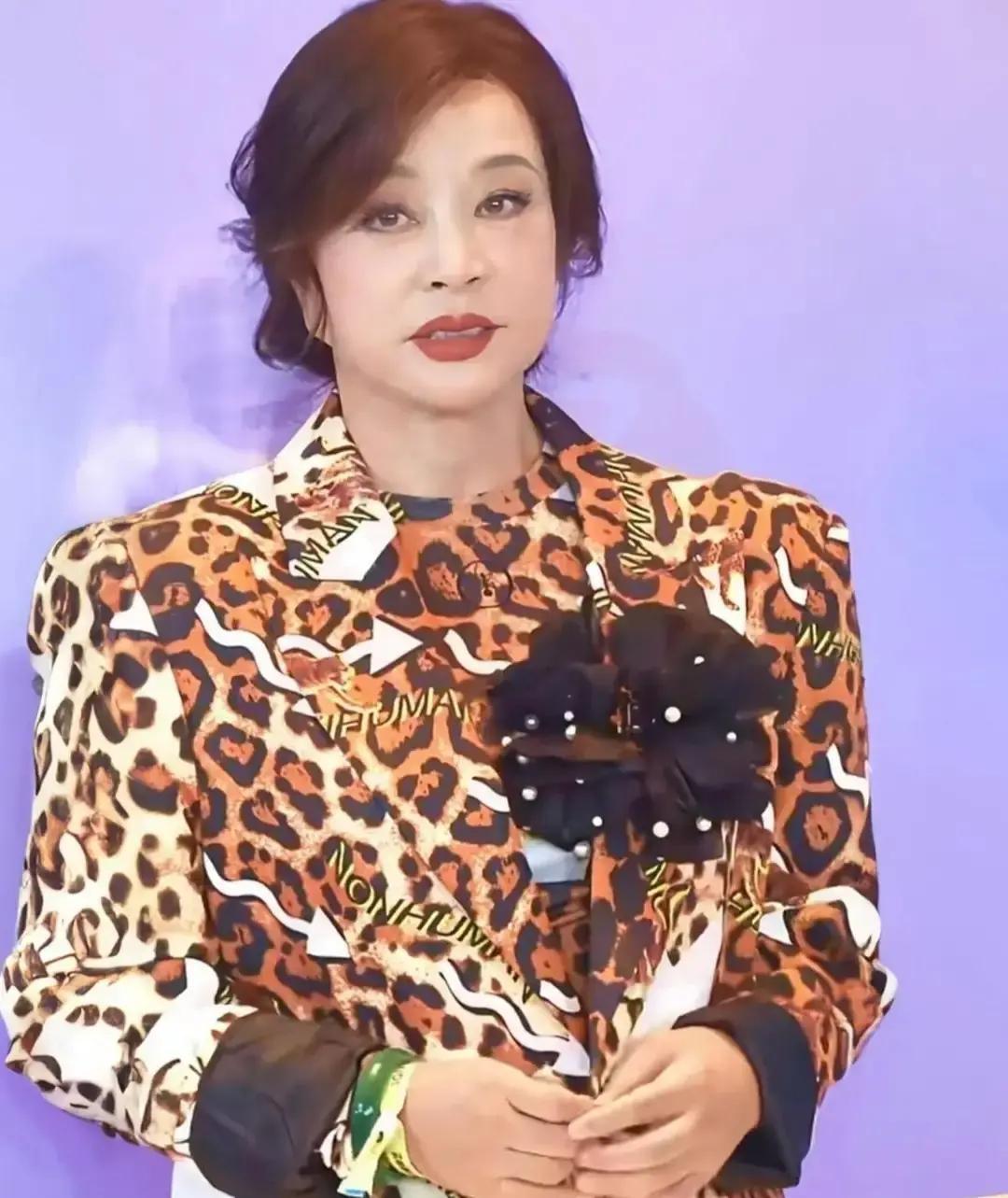 刘晓庆75岁突然说“女人不生娃人生不完整”，视频一出评论区炸锅。年轻时她拼命拍