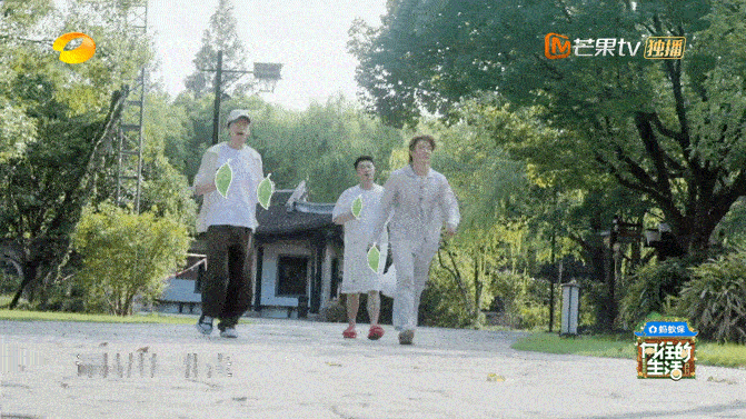 彭昱畅边跑边追边喊向往的生活彭昱畅喜剧魂彻底藏不住啦！在《向往的生活》里和哥哥