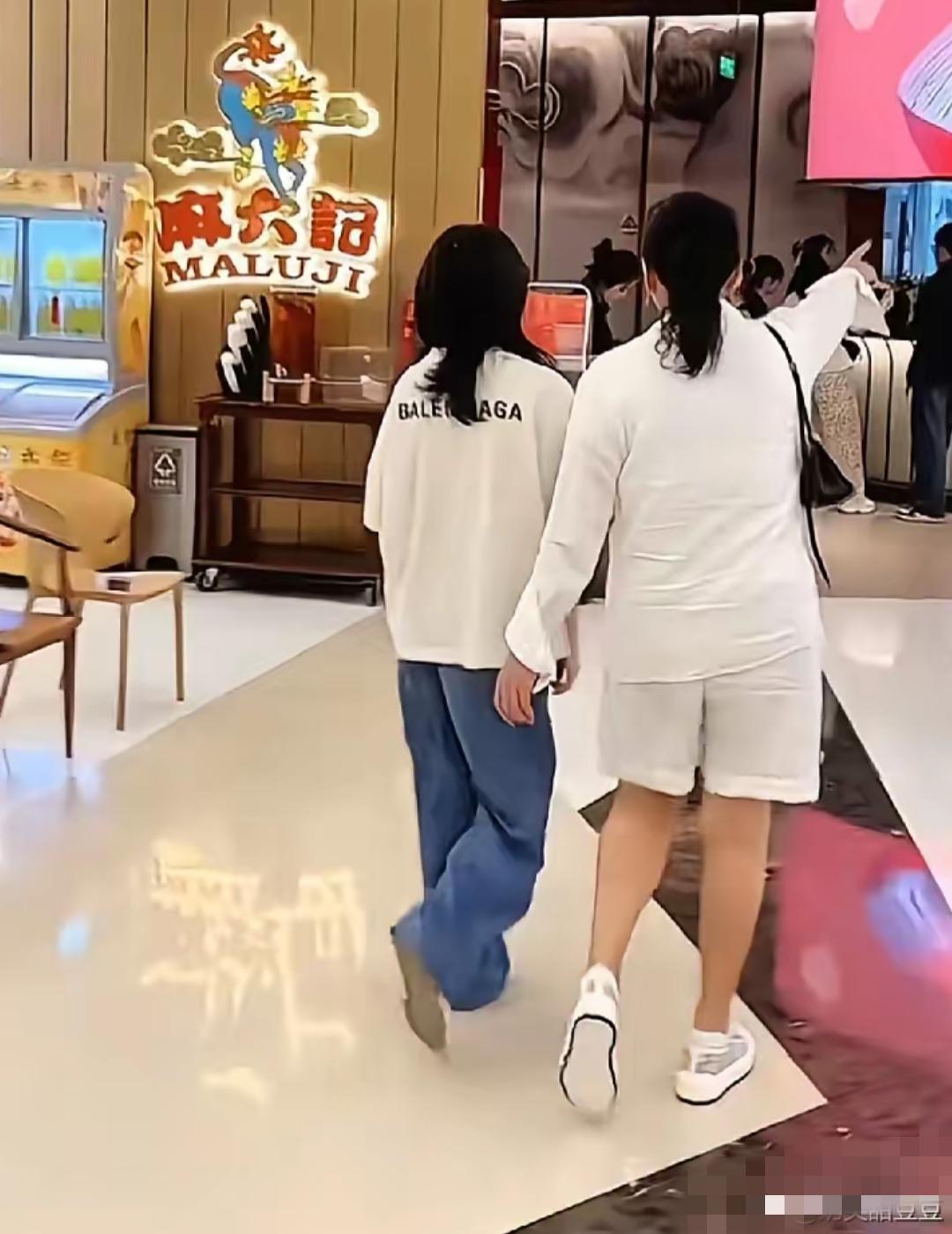 张兰陪着暑假归来的小玥儿开启麻六记巡店模式！看的出来，兰姐是发自内心的疼爱玥
