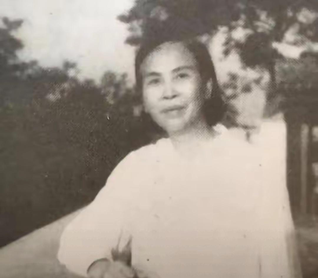 1950年毛岸英牺牲，贺子珍得知后，含泪嘴里念叨着：他是我的儿子。1950年