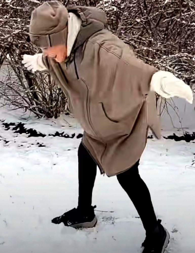 那雪地里笑着的张兰，想起的是跟在屁股后面的弟弟，乐观的妈妈，还有教她读书的爸爸