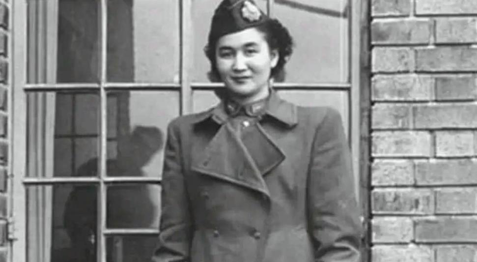 1940年，地下党康乃尔正在茶楼玩牌，一军统美女突然拍了拍他的肩膀，使了个眼色说