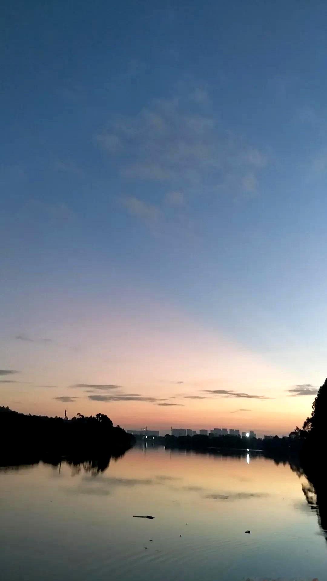 5年1800多个夜，他一个人熬。每天睡不到4小时，抽屉最里层锁着药，本子上写