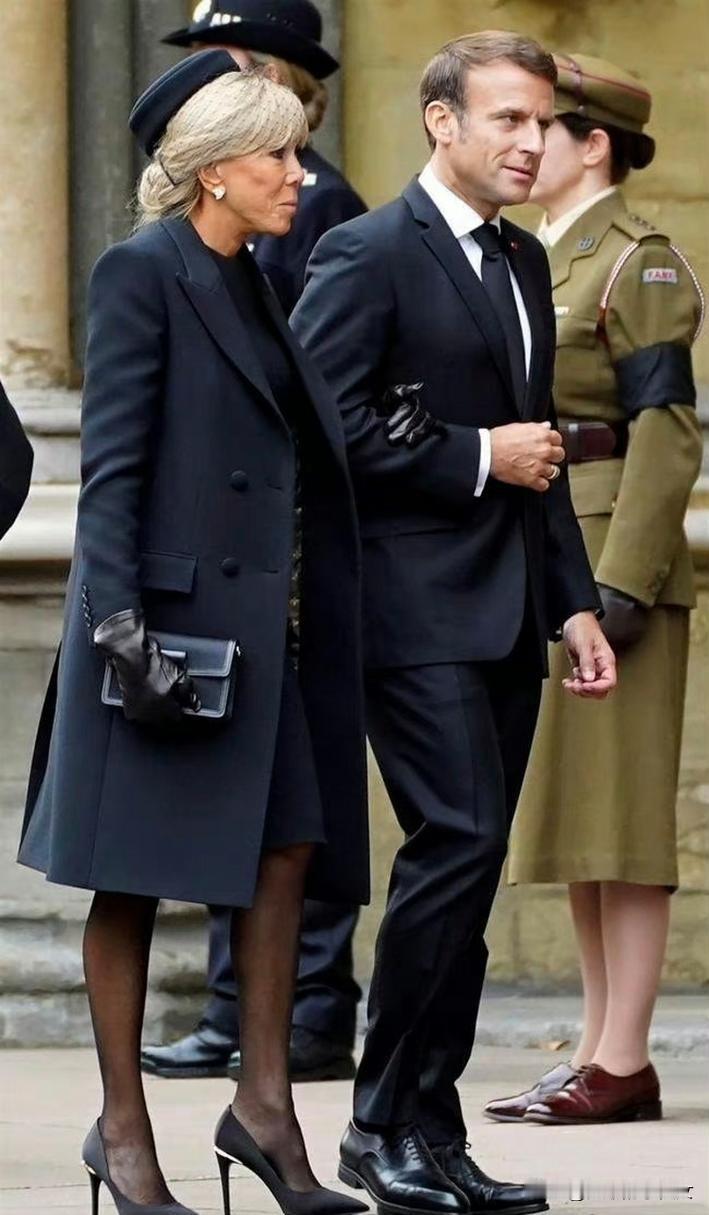 马克龙这次出访东方大国72岁的娇妻陪同左右状态依旧在线穿着一双10厘米的高