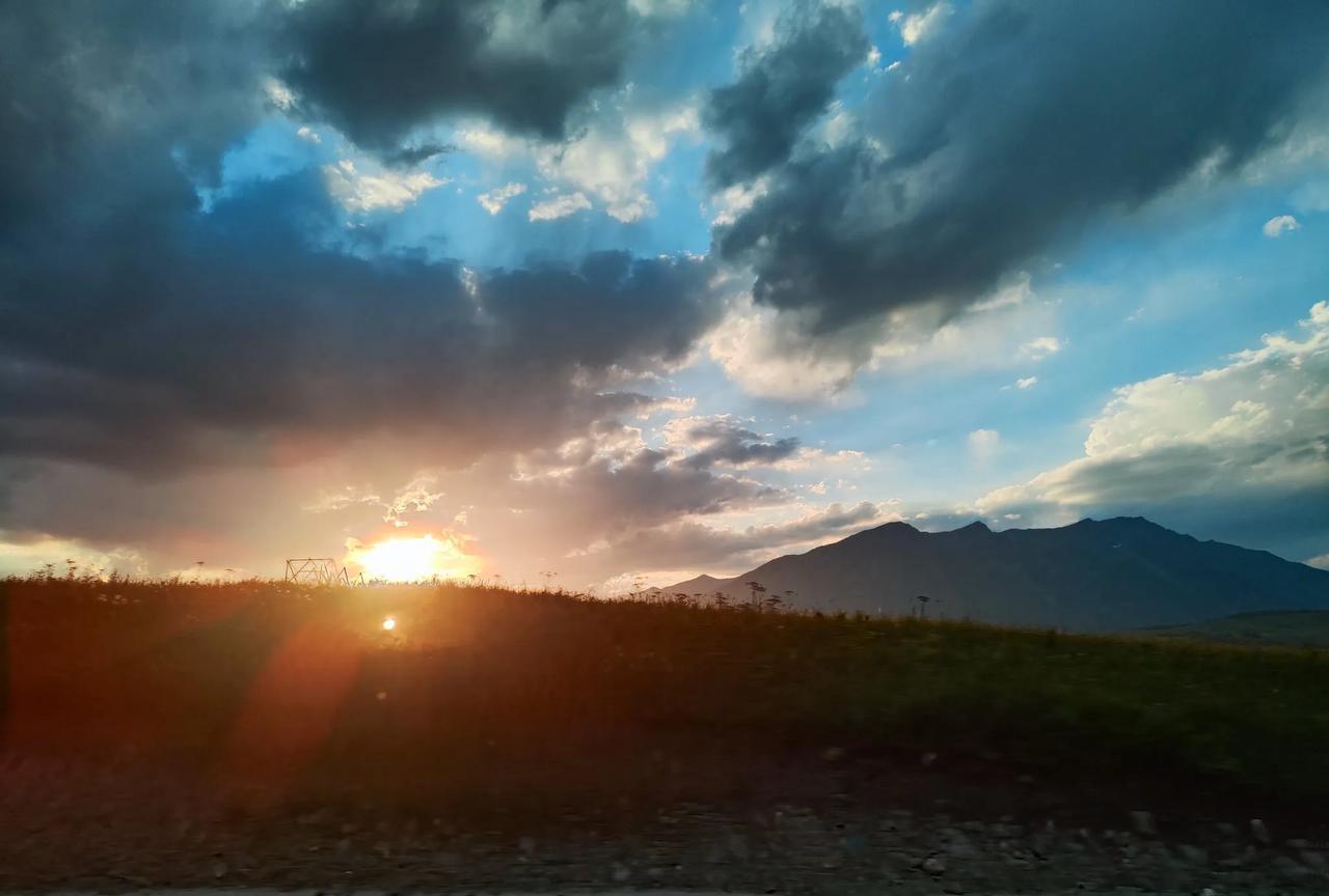 禾木的日落，不要太美啦！玩儿了一天的喀纳斯景区，晚上七点多往住宿地禾木出发。一