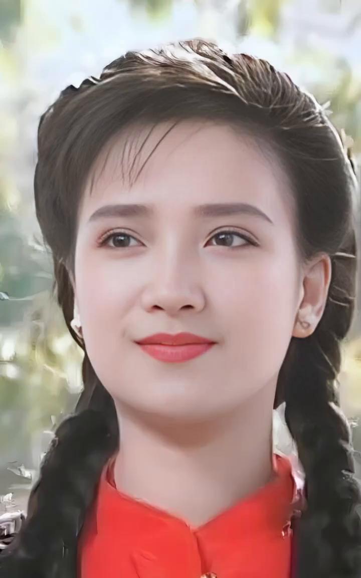 她比公认的大美人陈红还要漂亮几分，气质更是出挑。那种倾国倾城的美让她成了无数人心