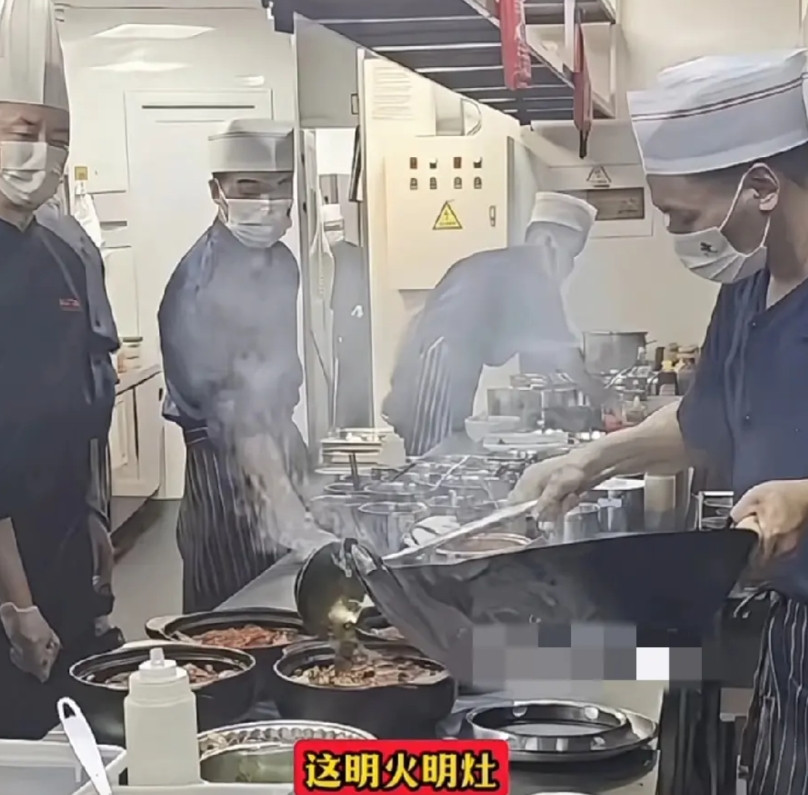 麻六记和西贝对比，明火明灶真厨房西贝的厨房好干净，还有个微波炉，价格却是精致菜