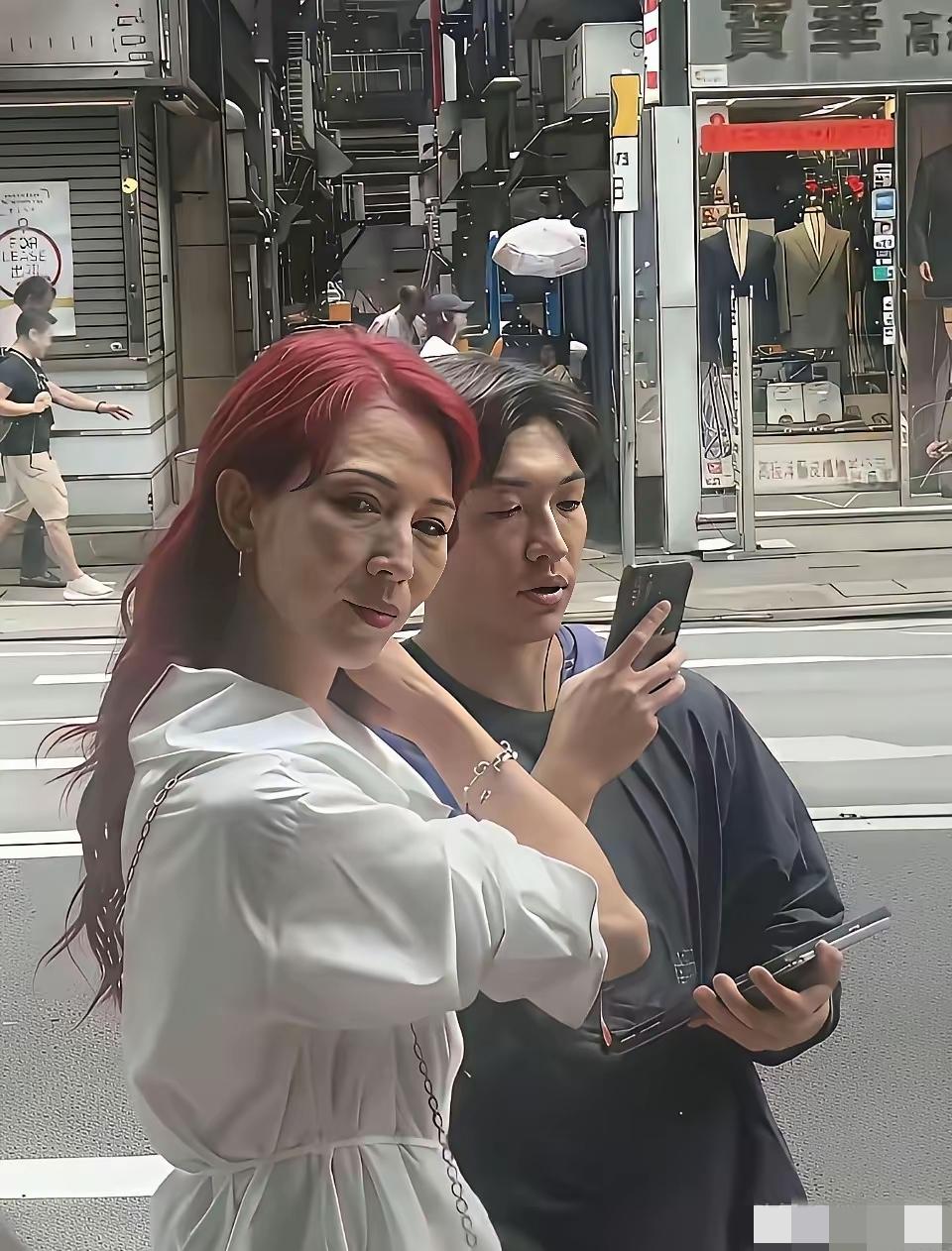 这把旁边小哥都锐化成老头了，网友说这是用了老年特效，反正没人说我是认不出来这是蔡