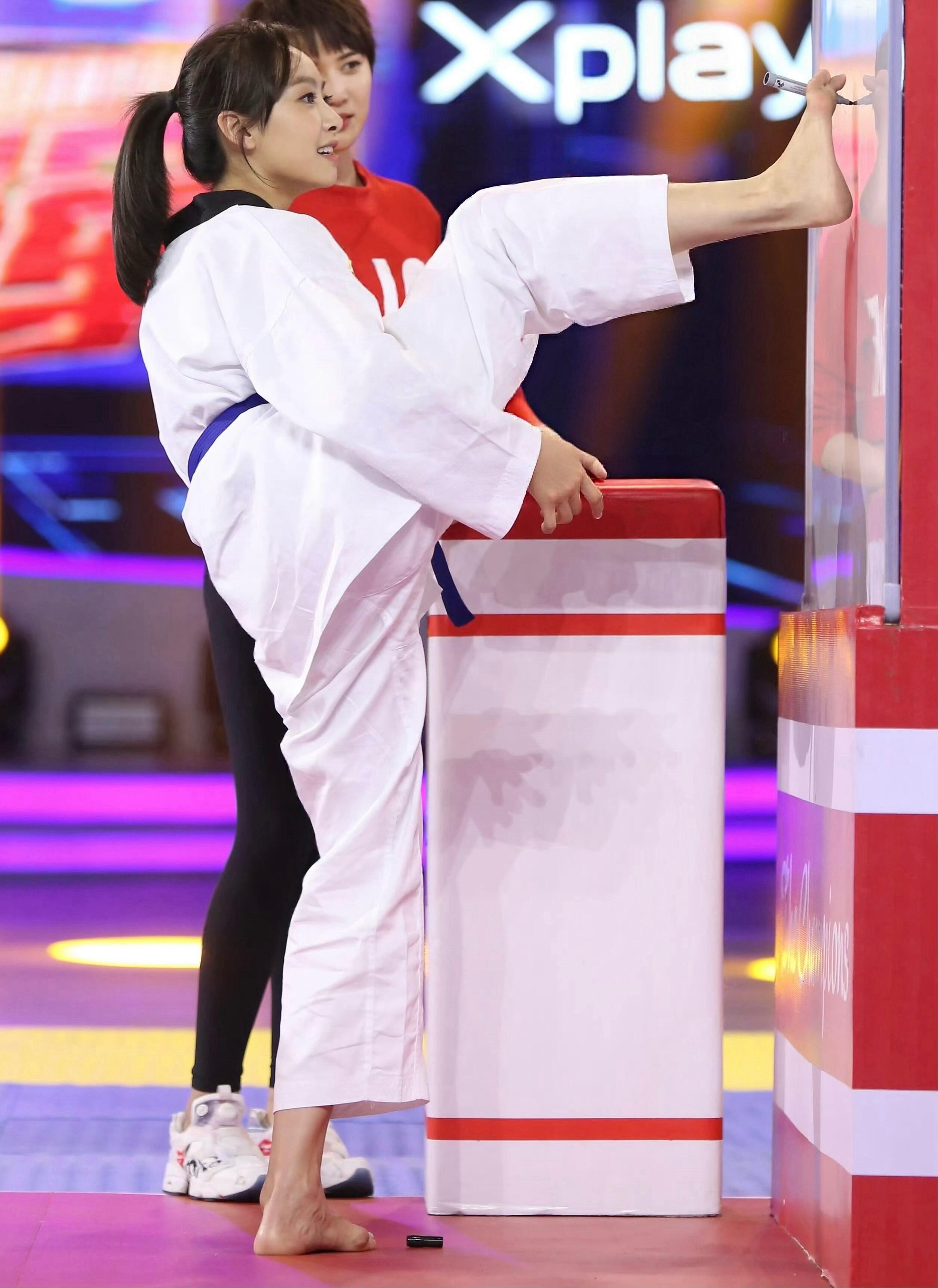 宋茜张蓝心综艺用脚写字大长腿柔韧性真好