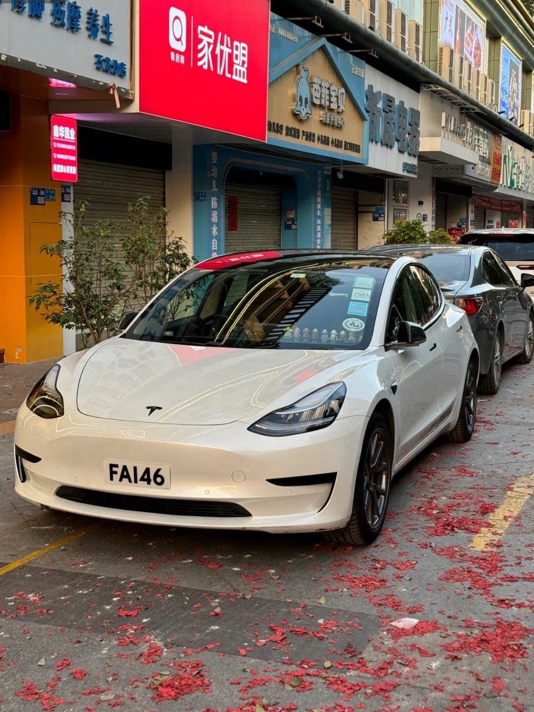 同样是白色特斯拉，你喜欢港牌还是绿牌？[doge]​​​