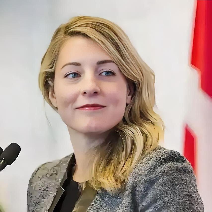 加拿大这位美女工业部长乔利开心宣布中加牵手合作的好消息近日，乔利面对媒体表示