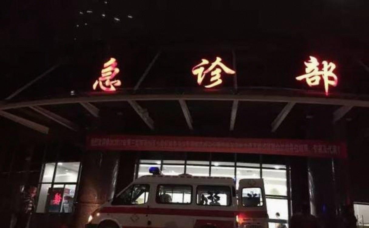 “能搭把手抱我一下不？”武汉，一个姑娘突然身上特别难受，全身软绵绵的一点劲儿都没