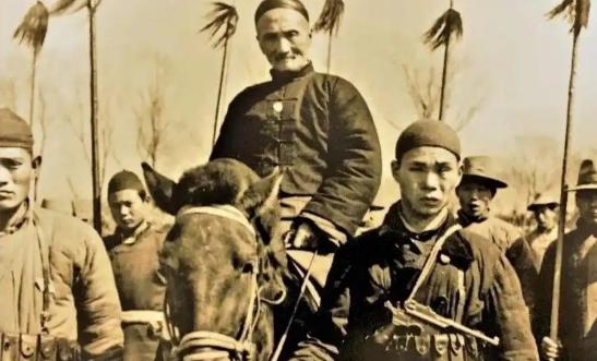1938年，一个地主胆大包天，当众铡了一位八路军司令震慑百姓。萧华得知消息后勃然