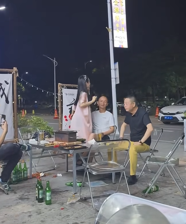 看来这几位大哥烧烤没白吃啊