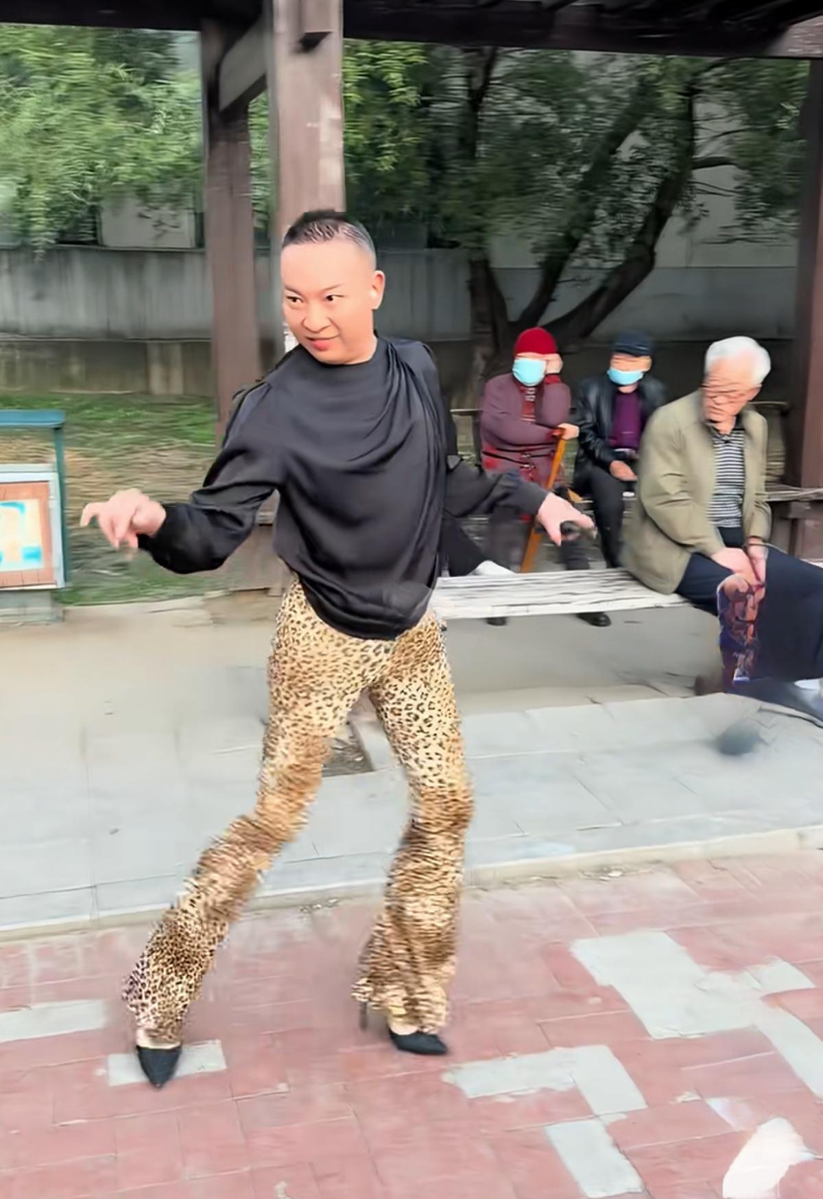 这女的太妖娆了，穿这样敢在公园里闲逛，吸引大爷大妈们的注意，要是在我们村里，早就