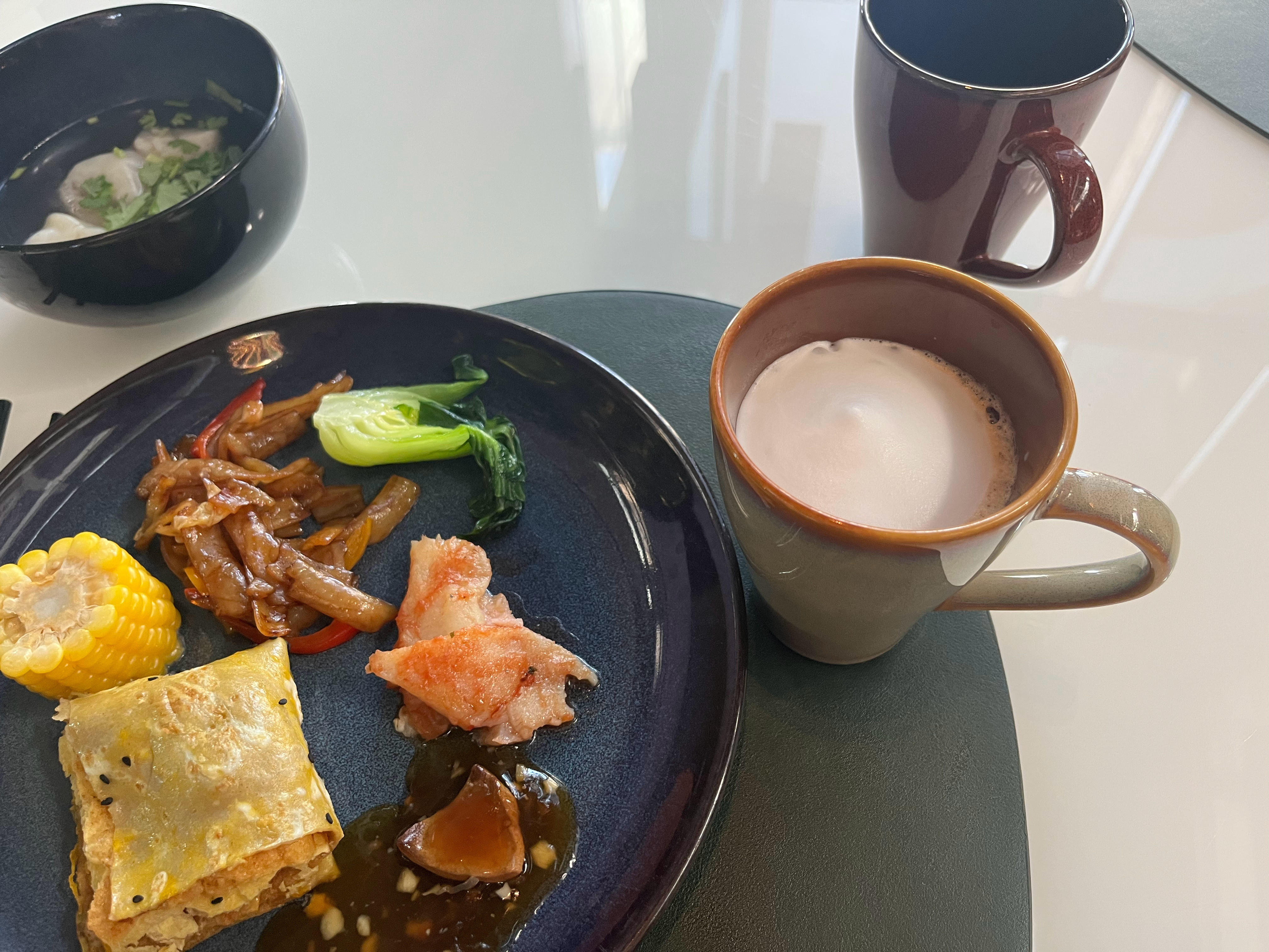 尝尝北京五星级的早餐～煎饼有股麻酱味儿京味儿很足炒肝儿口味应该也挺正的因为我