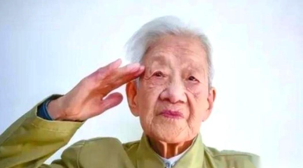 有时候刷手机，真能被气到脑仁疼。“黄继光堵枪眼是假的！”就这么一行字，轻飘飘