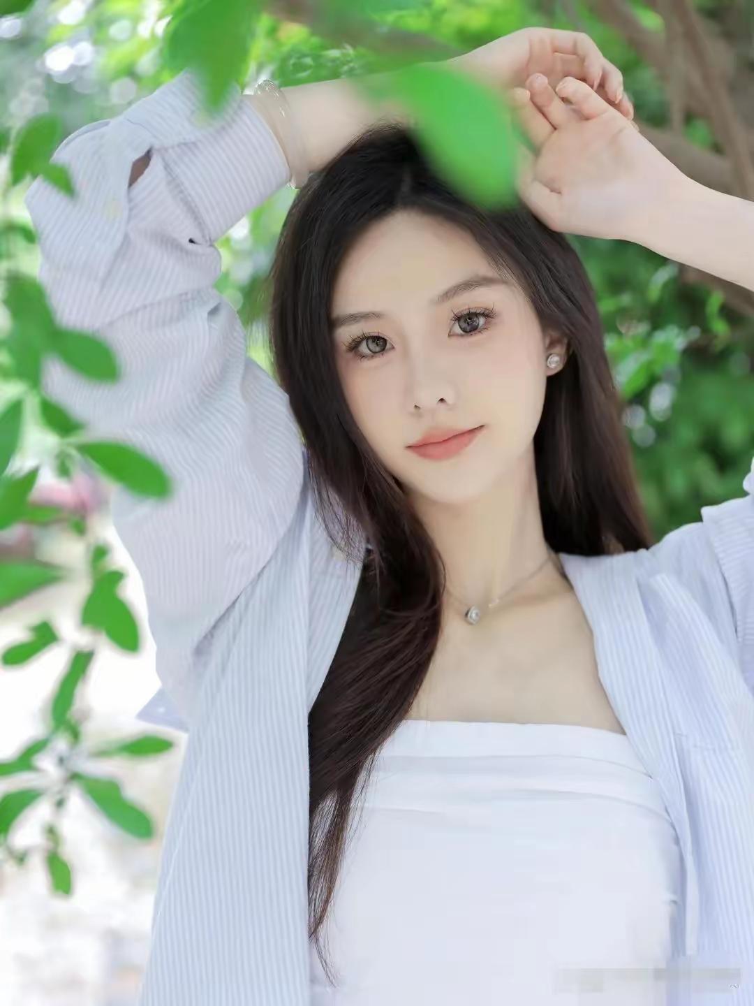 阳光下的清新少女，自然与优雅的完美结合。