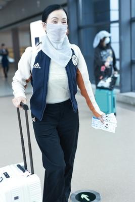 陶虹现身上海机场穿搭低调休闲不失个性陶虹的这身机场穿搭最大的亮点是遮住