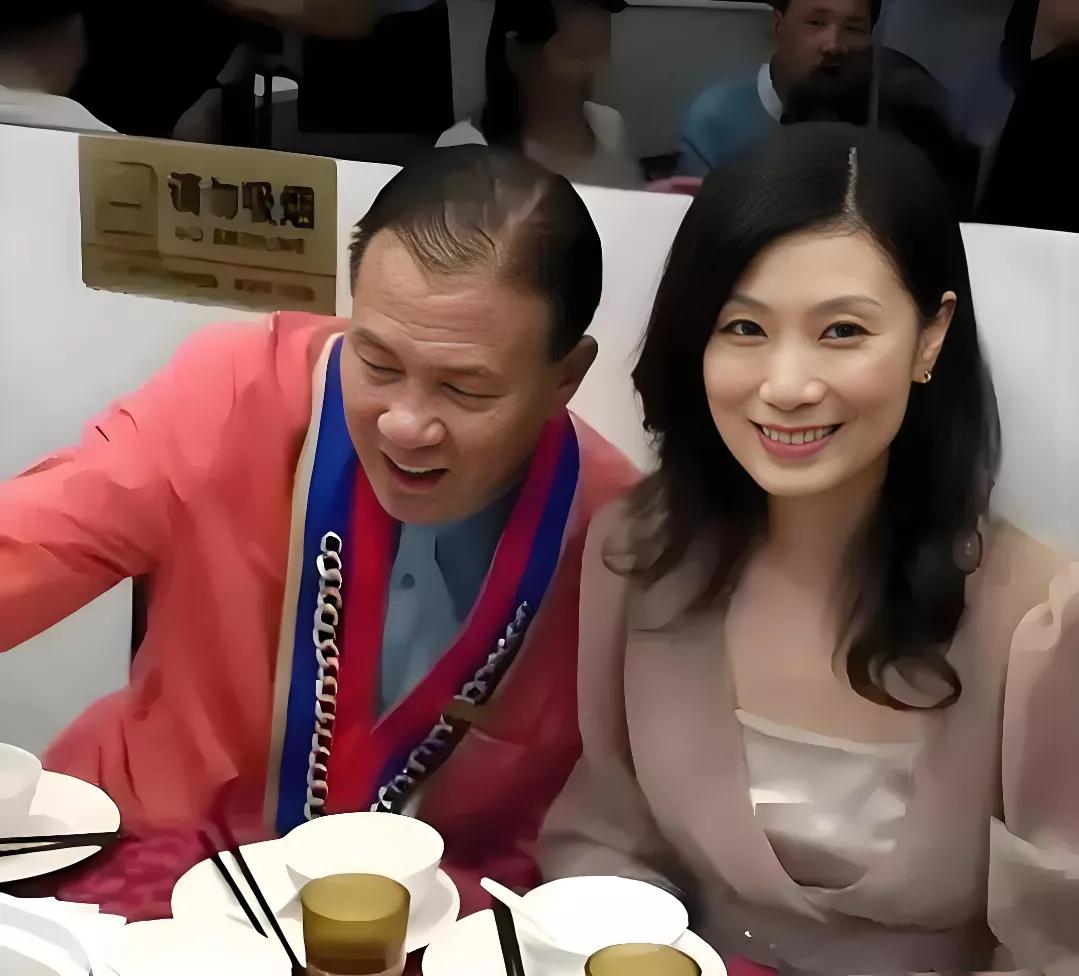 万梓良和他的妻子郭明黎一起用餐，觉得非常有意思。夫妻俩的状态截然不同，妻子郭明黎