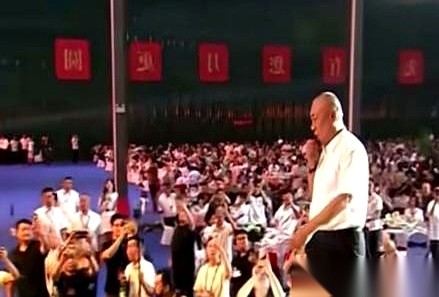 今年中秋，河南矿山起重机集团的财务总监郭玉梅没在后台躲着，直接把手底下的财务妹子全拉到了台前。逼着她